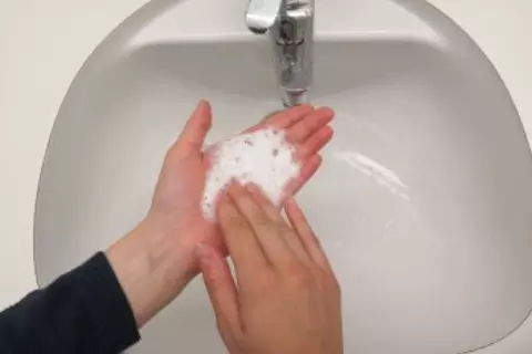 washing hands step 2