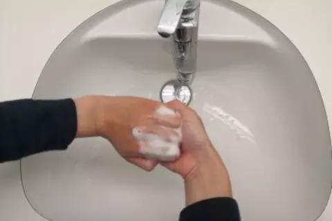 washing hands step 4